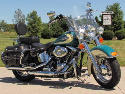 2009 Harley-Davidson Heritage Softail Classic FLSTC   - Low 33,000 KM - $37 Week - Lots of Chrome!