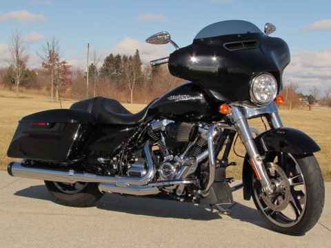 2018 Harley-Davidson Street Glide FLHX   107 Motor - Low 4,700 miles - $5,000 in Customizing