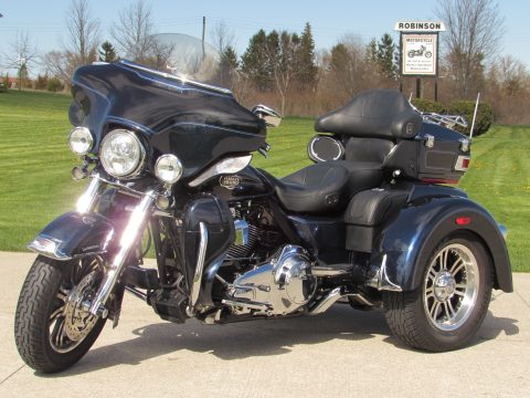 2012 Harley-Davidson Tri Glide FLHTCUTG   - Low 22,000 KM - $7,500 in Extras - Incredibly MINT